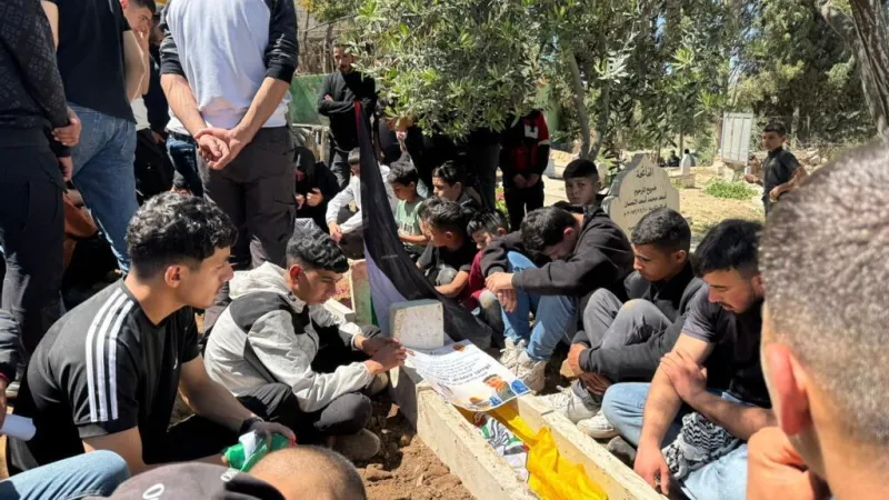 Un colono-soldado israelí dispara hacia una escuela y mata a Aws y Jihad, palestinos de Al-Mughayyir