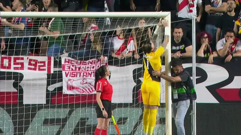 Manos a la obra: Cárdenas arregló un agujero en la portería de Vallecas con cinta americana y subido al balón