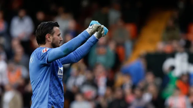 Dimitrievski cumple en el campo