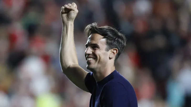 Iñigo Pérez descifra el cántico de "¡Pu** Rayo!" de la afición de Vallecas a su Rayo