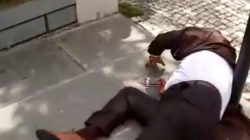 Un histórico presidente sufre una aparatosa caída al salir de los juzgados y se rompe el codo