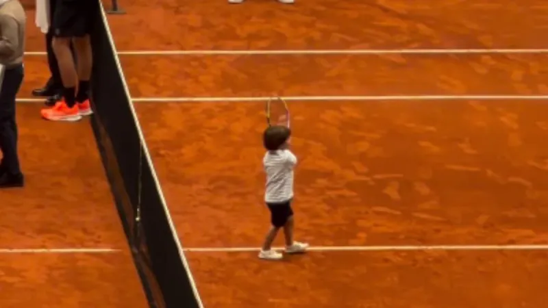 El hijo de Nadal se divierte con su padre en el Bernabéu jugando a tenis: así son sus primeros reveses