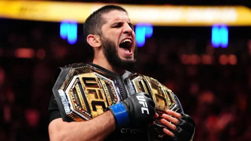 Makhachev contradice a Dana White y apunta a julio