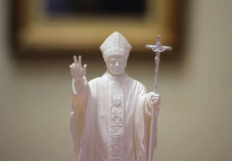 Escultura en miniatura del papa León XIV destaca en exposición por aniversario de Chiclayo
