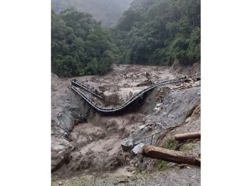 Selva Central en emergencia: puente quedó en escombros tras un huaico en Pampa Hermosa