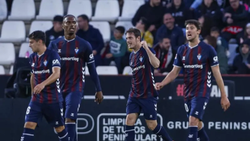 Un triple de Bautista hace que el Eibar duerma en 'playoffs'