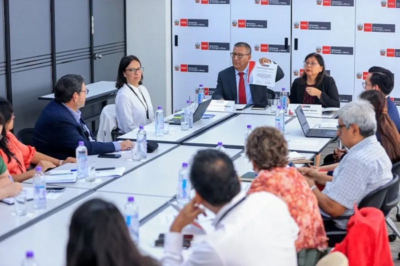 Perú refuerza compromiso con transparencia en industrias extractivas ante delegación EITI