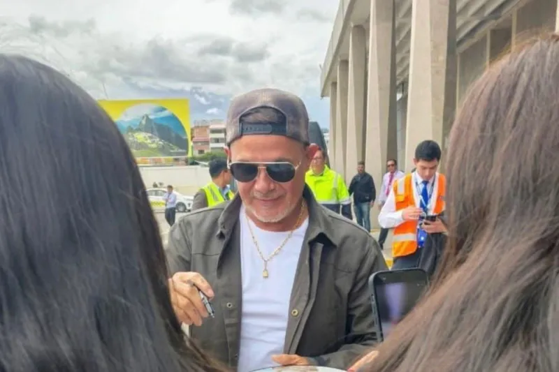 Alejandro Sanz visita Machu Picchu y resalta experiencia vivida en libro de personalidades