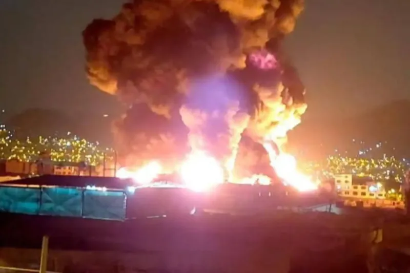 Cercado de Lima: bomberos intentan controlar enorme incendio en jirón Miroquesada