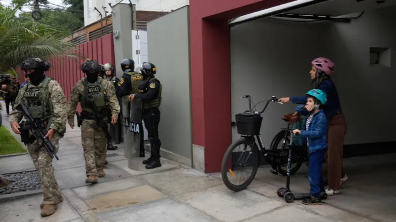 Allanamientos, lentitud del escrutinio y no a nuevos comicios: la novela electoral en Perú suma capítulos