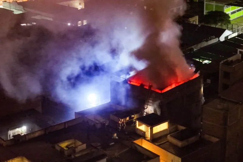 Cercado de Lima: bomberos intentan controlar enorme incendio en jirón Miroquesada [fotos]