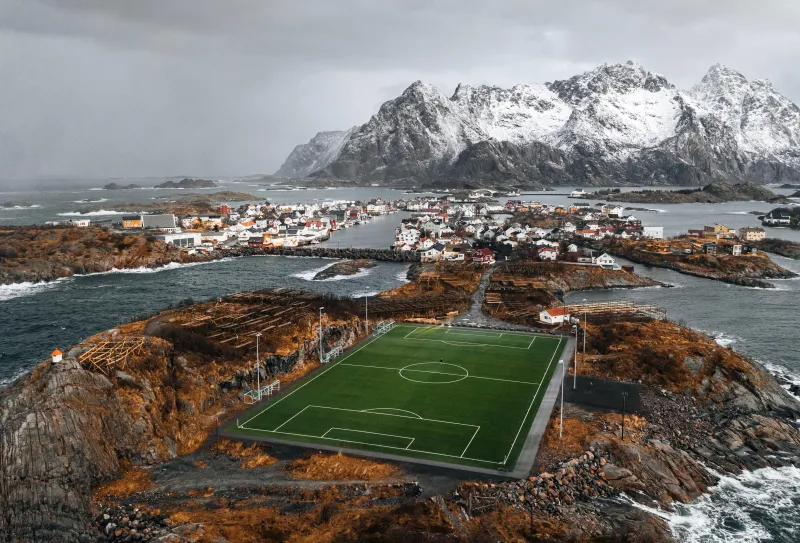 Del Bernabéu a Groenlandia: diez campos de fútbol emblemáticos y únicos