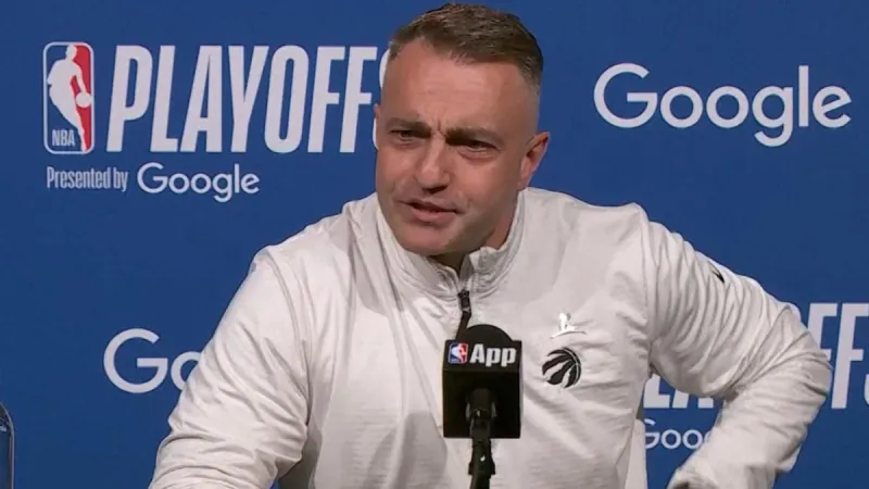 Un periodista sorprende con su voz "de película": la cara del técnico de los Raptors...