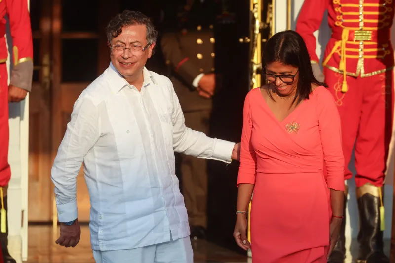 Petro y Rodríguez acuerdan combatir militarmente a los grupos violentos de la frontera