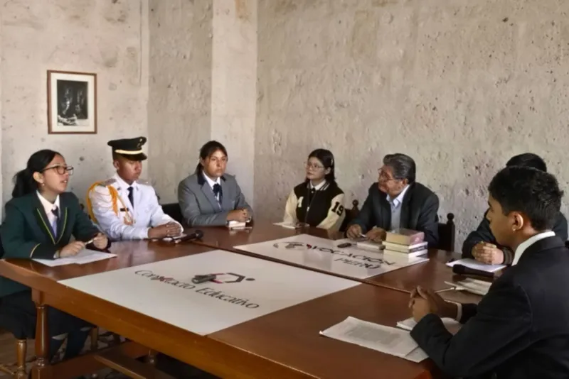 Escolares de Arequipa se acercan a la obra del premio Nobel Mario Vargas Llosa