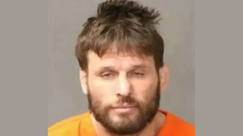 Arrestado y posteriormente puesto en libertad tras ser acusado de un delito grave de violencia infantil