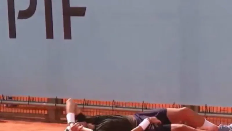 Atmane se retuerce sobre la arena por los calambres... pero gana a Humbert