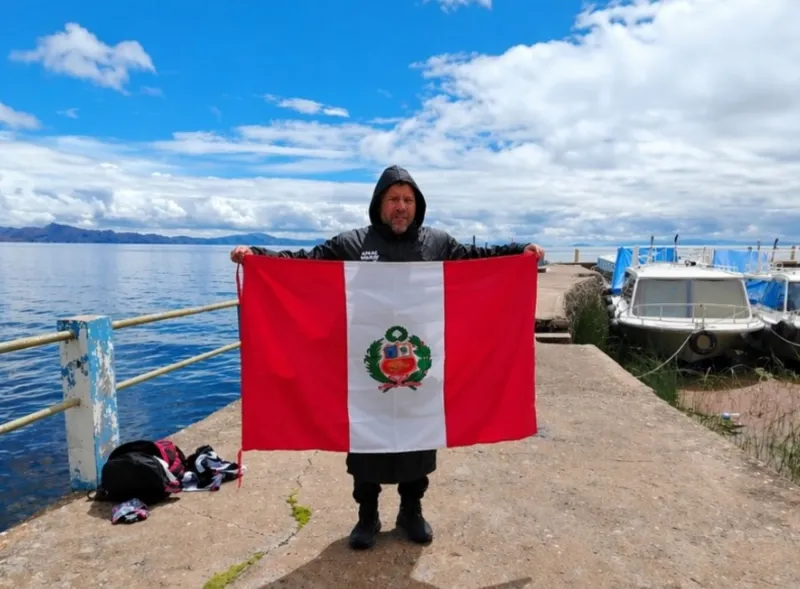 Peruano Gustavo Lores nada 26 kilómetros en el lago Titicaca para batir récord Guinness