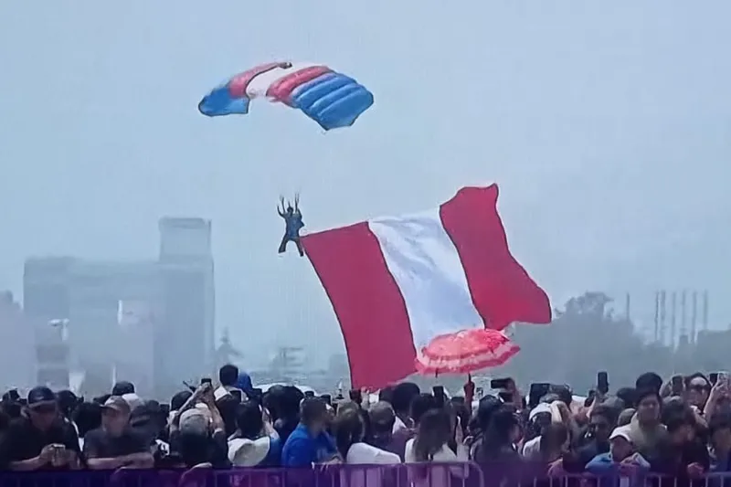 Festival aéreo: espectáculo de paracaidismo deslumbra a público en Base Las Palmas