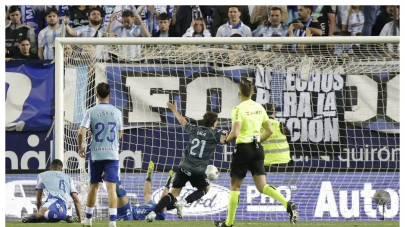 Cala se marca un 'triplete' para asaltar La Rosaleda y lanzar al Castellón