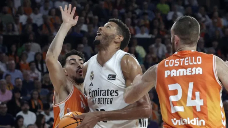 Un Real Madrid imperial asalta el Roig Arena y es más líder