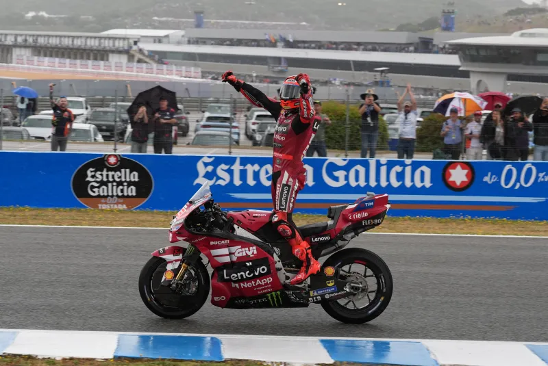 Marc Márquez baila entre tormentas en Jerez: ‘pole’ y triunfo al ‘sprint’ en un sábado caótico en el GP de España