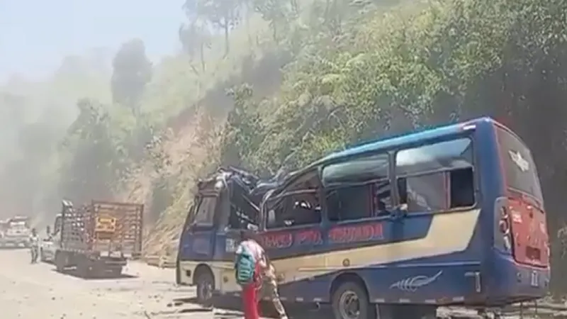 Al menos 14 muertos y decenas de heridos en ataque con explosivos en la vía Panamericana, suroeste de Colombia