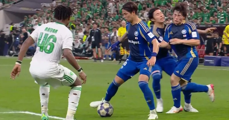 Blooper nunca visto en la Champions asiática: tres compañeros chocaron en una jugada preparada y tuvieron que recibir atención médica