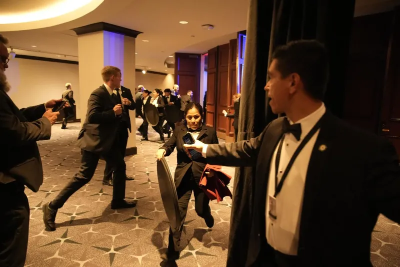 Trump dice, tras ser evacuado de una cena en Washington, que un tirador ha sido detenido