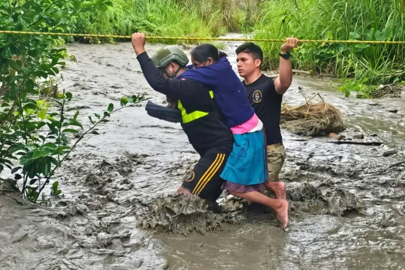 Ayacucho: colapsa puente y más de 40 viviendas afectadas por intensas lluvias en La Mar