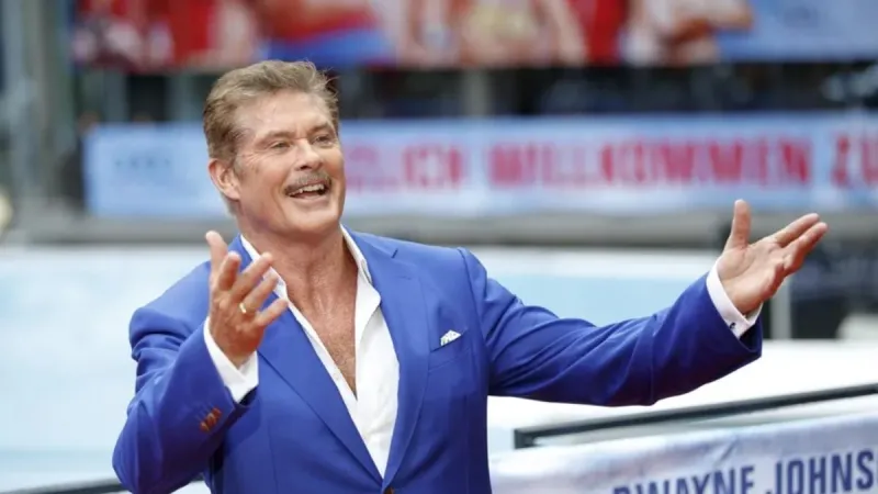 David Hasselhoff, con andador tras sus operaciones de cadera y rodilla y preocupa a sus fans