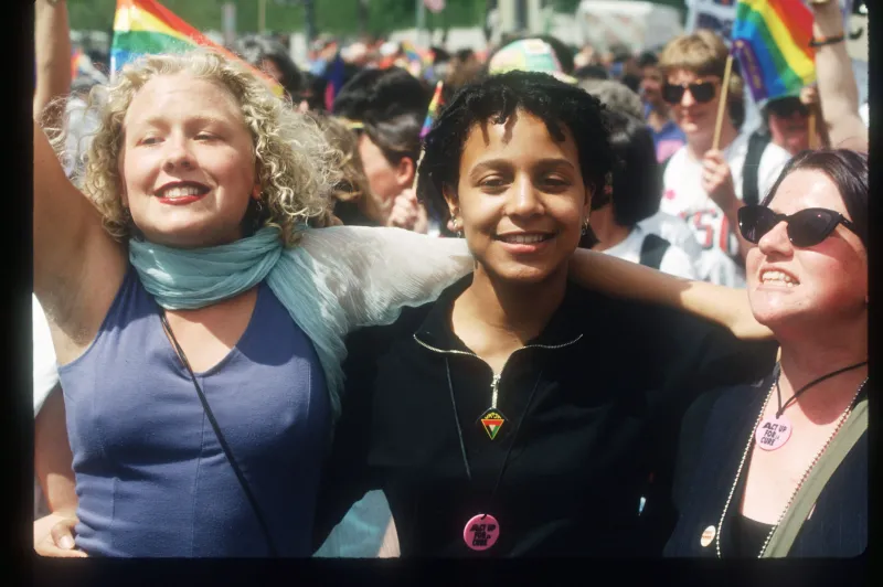 Donaciones de sangre, activismo y empatía: así ayudaron las lesbianas a la lucha contra el VIH y el Sida