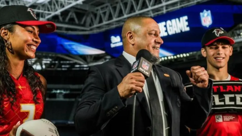 Roberto Carlos lleva al Bernabéu el draft de la NFL con el pick de los Falcons