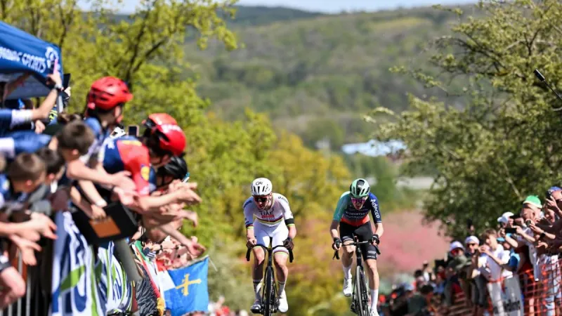 Lieja, a sus pies: Pogacar doblega a Seixas en el duelo generacional