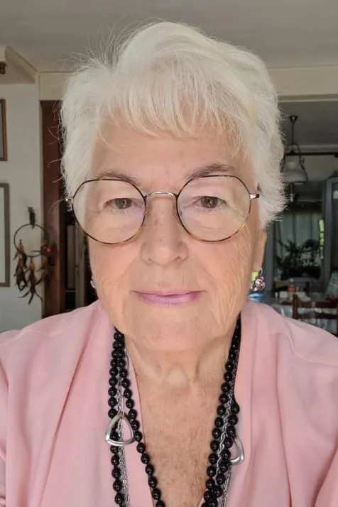 La mujer francesa de 85 años esposada de pies y manos por el ICE: "Tratan a los inmigrantes como a perros"