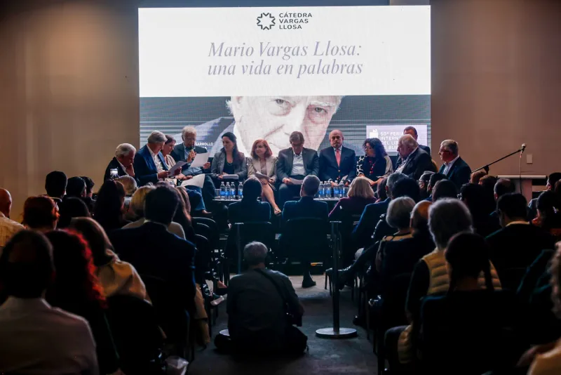 Homenaje a Mario Vargas Llosa llenó de emoción la FIL de Buenos Aires (crónica)