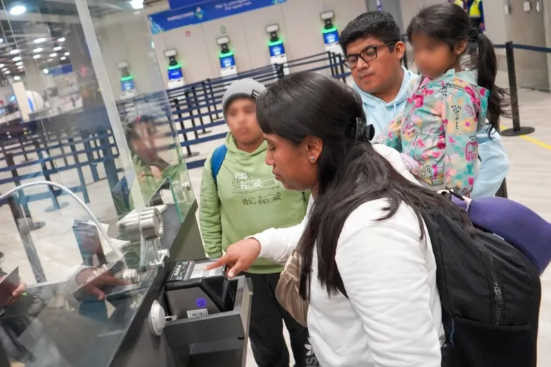 ¡Atención, padres! Conoce los requisitos para viajar al extranjero con tu menor de hijo