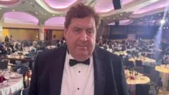 "En segundos todos estábamos bajo la mesa": el testimonio del periodista de la BBC que estaba en la cena de corresponsales con Trump cuando ocurrió el tiroteo