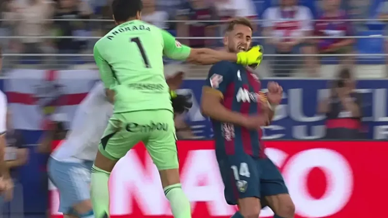 ¡Andrada pierde los papeles y agrede a Pulido con un puñetazo bestial!