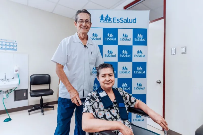 Hospital Almenara devuelve movilidad a mujer que dependía de terceros por el Parkinson