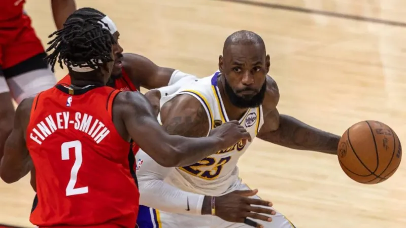 Los Lakers perdonan el primer 'match ball' en una noche aciaga de LeBron