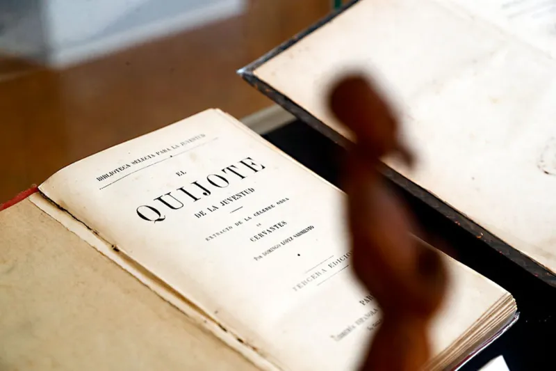 Suplemento “Variedades”: exposición en el Callao celebra al Quijote de la Mancha (crónica)