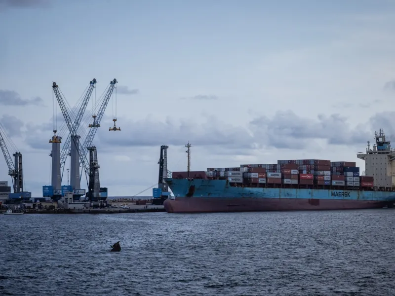 Suspected pirates steer cargo vessel towards Somalia