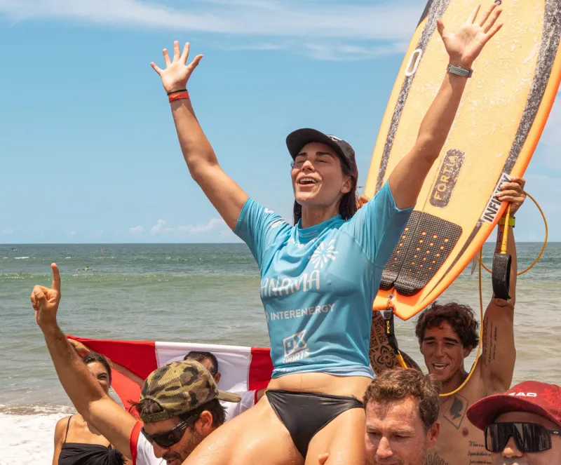 Vania Torres, la guerrera que tocó la gloria en el surf a pesar de estar lesionada
