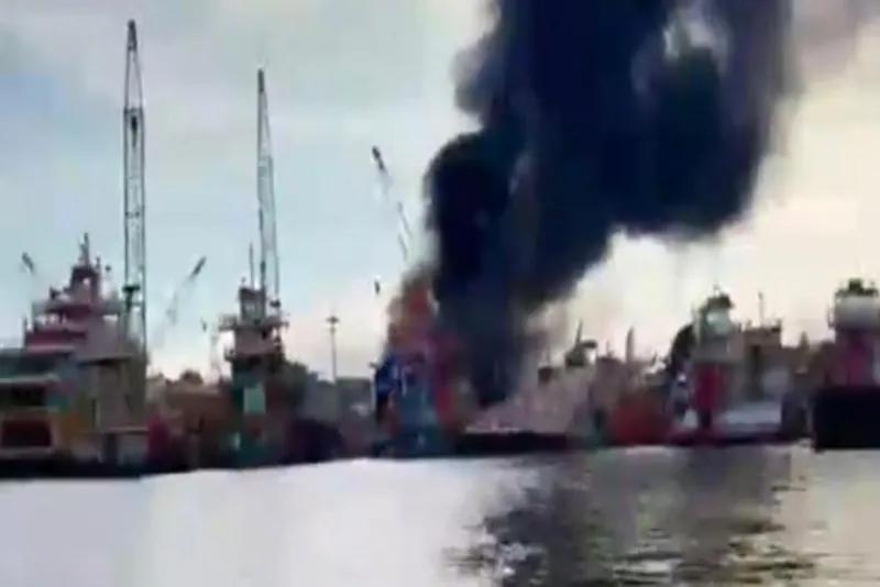 Loreto: incendio en embarcación Eduardo IX genera alarma en puerto Henry de Iquitos