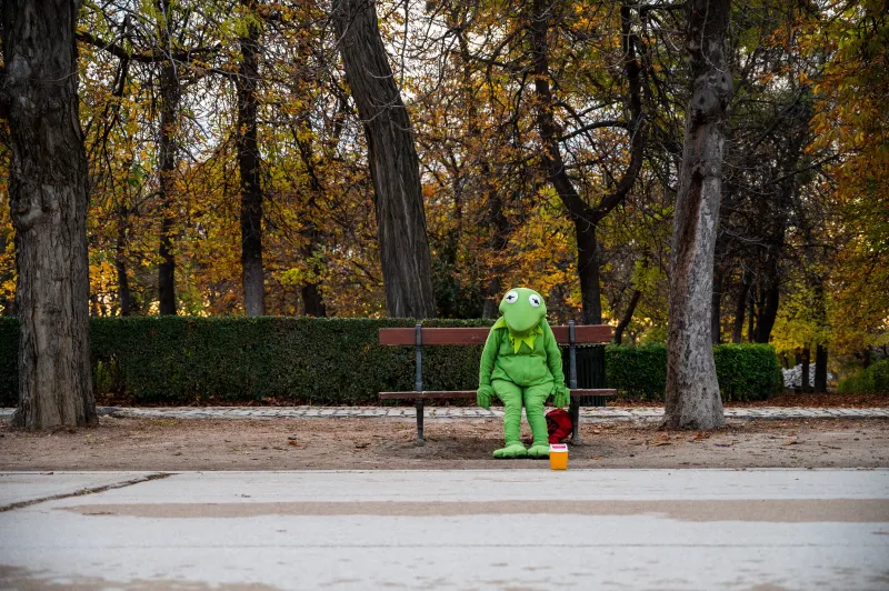 El terror de ir solos a comer, al cine o a un viaje: por qué nos cuesta entrenar “el músculo de la soledad”
