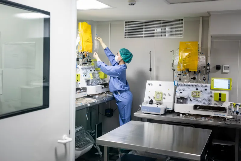 En las cocinas de los CAR-T, la innovadora inmunoterapia contra el cáncer: “Es una revolución”