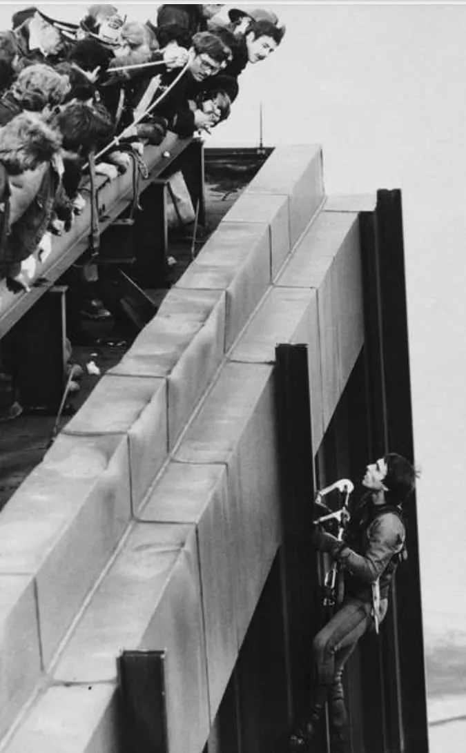 Cómo un veinteañero cuestionó la seguridad de todos los rascacielos del planeta trepando un edificio de casi 500 metros de altura