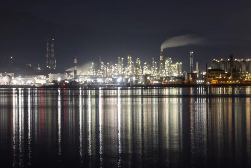 Las refinerías de Asia quedan al límite y agravan la escasez de suministro de diésel y fuel en Europa