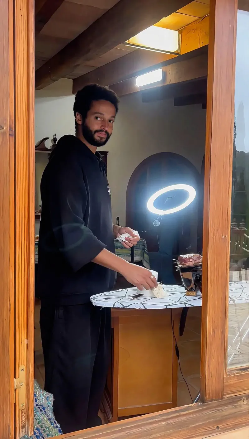 Cómo cocinar en la habitación de un hotel y el arte de Jago Scrandles para compartirlo en sus redes